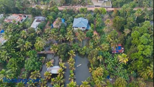 Hestia Homestay- 2 Bedroom Retreat Aymanam - Image 1