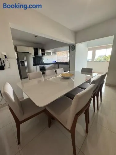 Apartamento 3 Quartos com garagem para 2 carros, até 8 Hóspedes e 1 Criança, espaçoso e familiar - Image 1