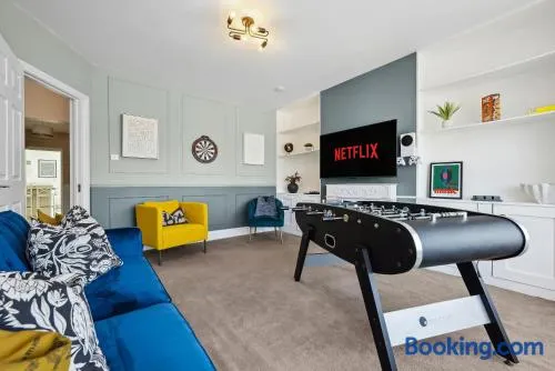 LONG TERM STAY SPECIAL OFFER AVAILABLE! 5-Bedroom Spacious, Stunning Design, Sociable Areas & Cosy House Near South Downs Park, Sleeps 11 with GAMES Room, PRIVATE PARKING and GARDEN - by Blue Puffin Stays - Image 1