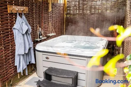 Dog friendly cottage with hot tub under 350 steps to dunes - Image 1