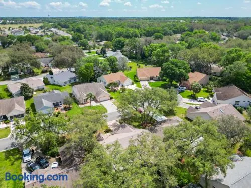 A charming 2bed 2bath designer home in the Villages - Image 1