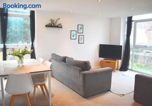 Cawley Priory, Spacious 2 Bedroom City Centre Flat with Parking Space - Chichester Holiday Properties - Image 1