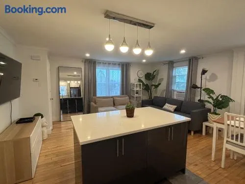 Modern 3 Bedroom with Parking in Boston - Image 1