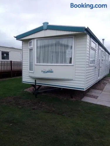 L&g caravan hire 8 BERTH SEALANDS FAMILYS ONLY AND THE LEAD PERSON MUST BE OVER 30 - Image 1