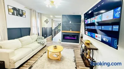 DC Edge stunning three-bedroom House - Image 1