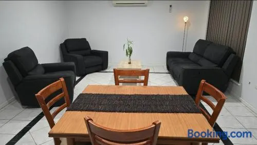 Affordable & cosy, close to train station, CBD & Airport - Image 1