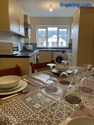 Large, 3 Floors, Sleeps 14, 3 Baths, View, Parking, Grimsby Cleethorpes - Image 1