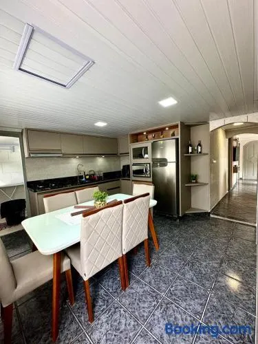 Linda e Ampla Casa Inteira Próxima ao Centro de Criciúma - Image 1