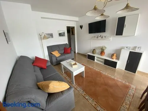 Apartamento céntrico con vistas y cerca de playa - Image 1