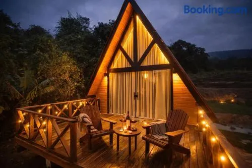 Cabana A Frame Romantica com Banheira e Vista - Image 1