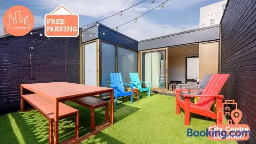 Free Parking Roof Terrace Luxury Townhouse - Image 1