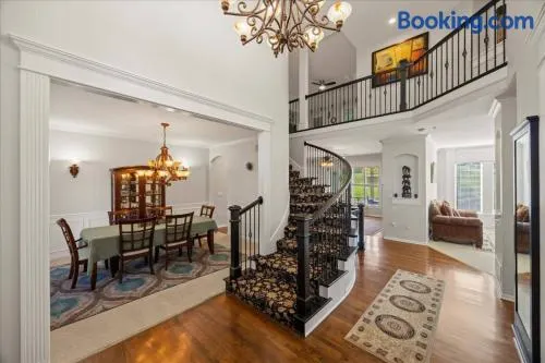 Stunning private villa pond theater - Image 1