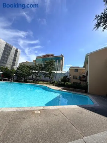 Beach Gate 1 bd apt wPool and parking walk to everything Live AC - Image 1