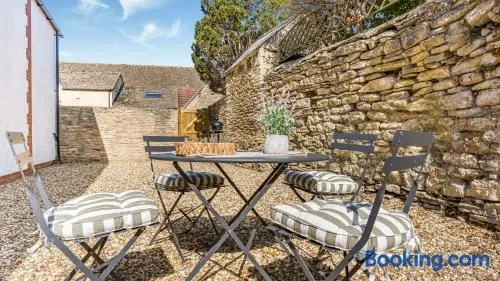Cotswolds 2-bed cottage with garden, parking, central location - Image 1