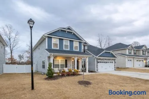 Clayton 6-Beds Family Home Near Raleigh Sleeps 12 - Image 1