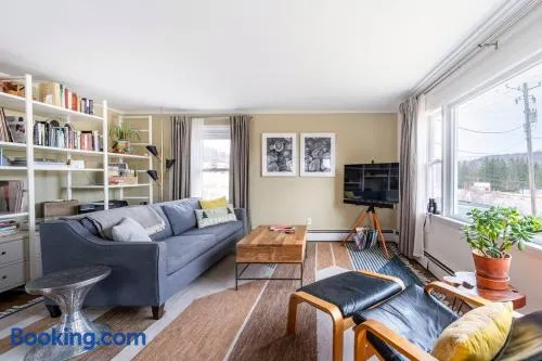 Hillcrest Cottage - Charming Cottage with hot tub and view! - Image 1