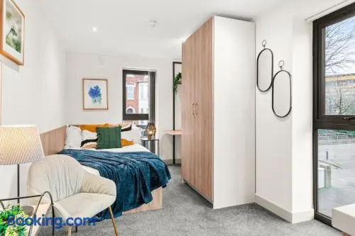 Stylish Studio Apartment with Free Parking in Wolverhampton 5min walk to City Centre - Image 1