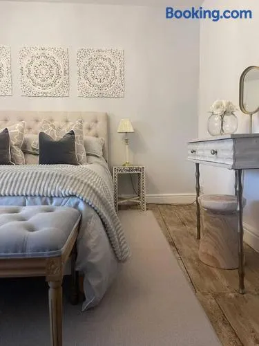 Entire Georgian luxury house - 3 Storey- High St Henley-in-Arden -Two bedrooms-Sleeps 4 people Close to Stratford upon Avon - Warwick - Solihull - NEC - Image 1