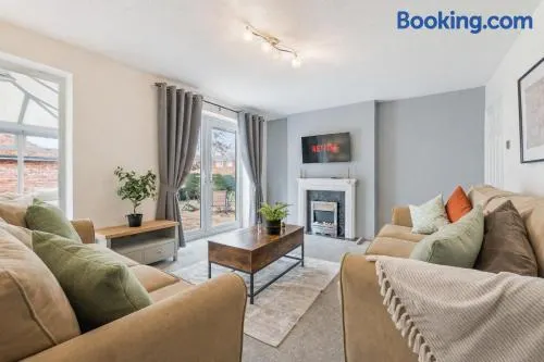 Leominster 3-Bed House, Parking, Garden, Contractor Friendly - Image 1