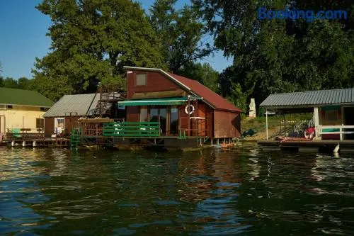 Homey house boat, great location - Image 1
