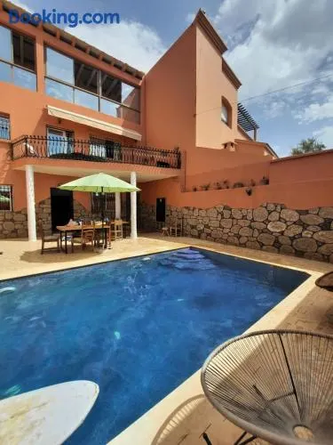 Apartment with pool next to the ocean - Image 1