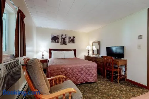Riverbank Connecting Motel Rooms 4 & 6 - Image 1