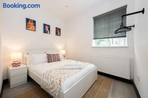 Stylish Didsbury Apartment - Walk to Train Station - Image 1