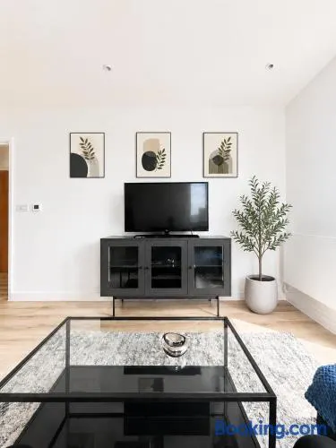 Wonderful apt - 17 mins to central Ldn - long stay - Image 1