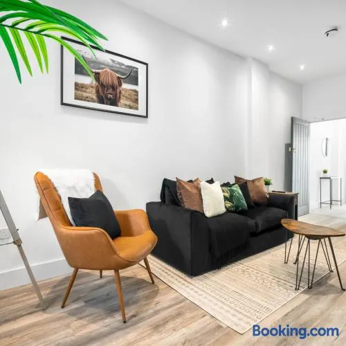 Stylish Apartment - Street Parking - Rowley Regis - Smart TV - Wifi - Netflix - 49G - Image 1