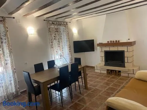 Agradable casa con chimenea interior y barbacoa. - Image 1