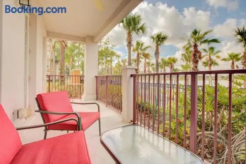 Gorgeous 1st-Floor, End Unit Condo w LAKEVIEW - Image 1