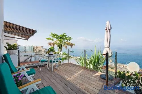 Maison de vacances entièrement équipée avec internet haut débit, barbecue et terrasse | Vue montagne | À côté de la plage | Idéale pour le télétravail - Image 1
