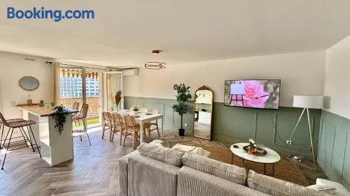 Modern & Cosy 3 Bedrooms train tramway - Image 1