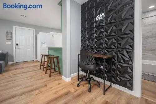 OKC Casita - Private Hot Tub, Fenced Yard, Mins to Top Spots, Pet friendly - Image 1