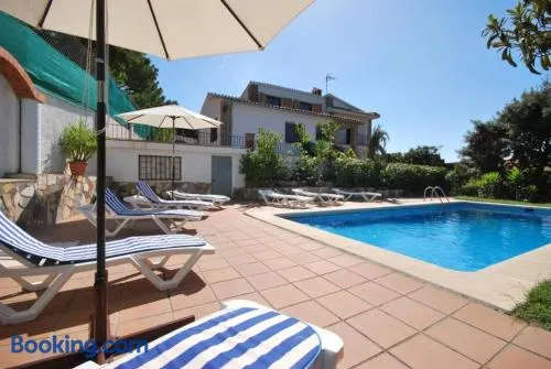 Wunderschöne Villa mit Garten, Terrasse und Grill - Image 1