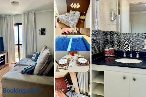Apto para CASAL com bela VISTA, cama KING, COZINHA COMPLETA, VARANDA, PISCINA, SAUNA, PORTARIA 24h e GARAGEM - Image 1