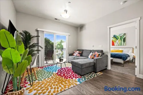 Stylish Apartment Close to Attractions - Image 1