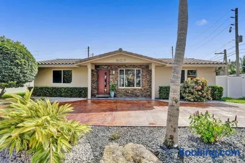 Hollywood Villa close to the BEACH w/HEATED POOL - Image 1