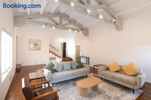 Spacious 4BR Spanish Villa In Hancock Park - Image 1