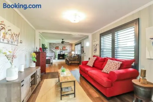 Modern 2BR near WFU Steps to LJVM Coliseum Family Friendly Fast WiFi - Image 1