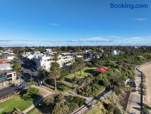 Beach Road Hampton Holidays - Image 1