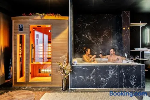 Refuge des Amoureux I Jacuzzi Chauffé I Sauna - Image 1