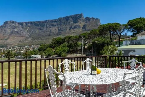 Victorian 3 Bedroom In Tamboerskloof - Image 1