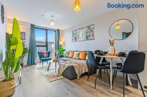 Tropical Suite - 2 Bed 2 Bath City Centre Netflix Games - Exclusive Weekly and Monthly DEALS - Raozee Homes - Image 1