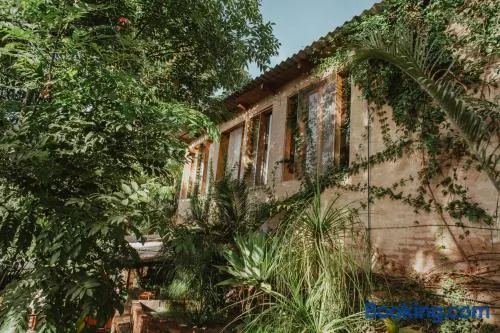 CASITA TECA jardín de esculturas junto al río - Image 1