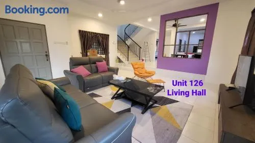 Ipoh Family Villa-Spacious Stay for 21 or 42Pax - Image 1