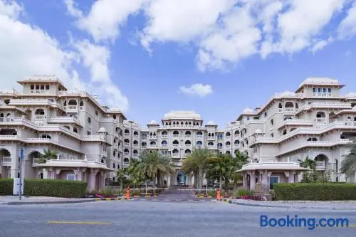 Royal Club By RVHR, Grandeur Residence Crescent Palm Jumeirah - Image 1