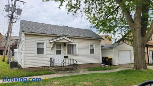 Cozy Harvard home just 1 block from the Metra UP-NW line for easy trips to Chicago or Lake Geneva - Image 1