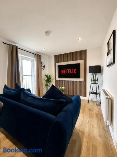 MODERN & STYLISH Bedford Apartment, SLEEPS 5, 2 FREE PARKING, QUIET LOCATION, 2 BED 2 BATH, 4 Separate Beds & Near M1 - Image 1