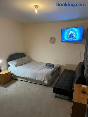 Private Rooms In A Cheerful 4-Bedroom Town House - Image 1